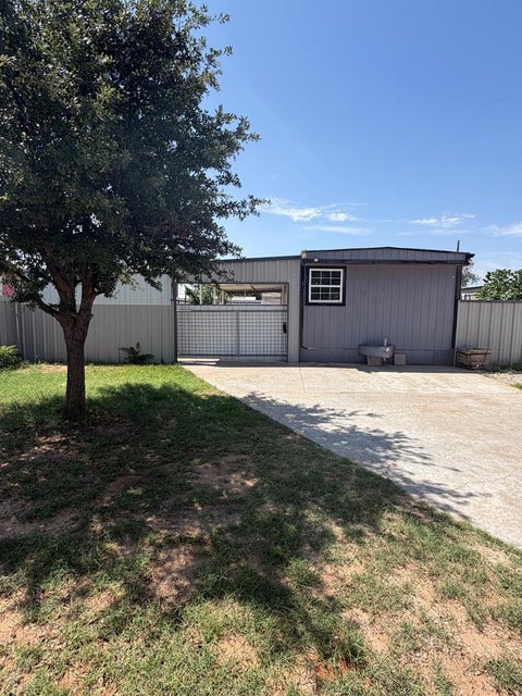 Mobile Home For Sale - 2012 E Pine Ave<br/> Midland, TX 79705