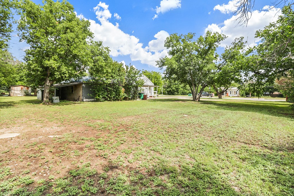 605 W Walnut St, Coleman, Texas image 17