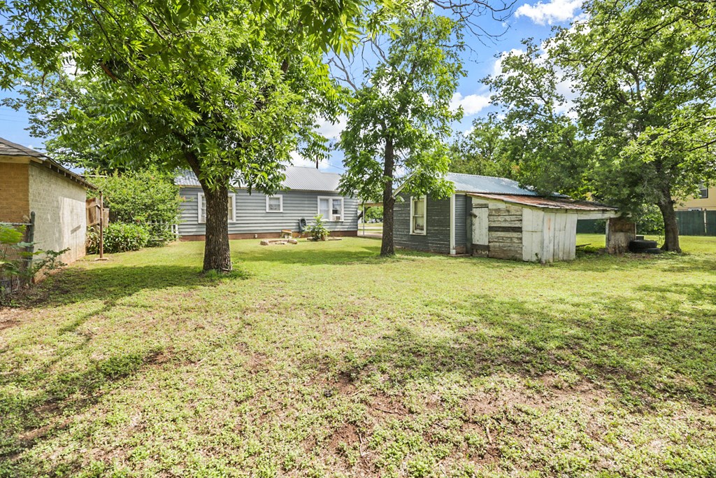605 W Walnut St, Coleman, Texas image 15