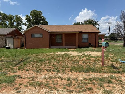 Homes For Sale - 898 E 7th St<br/> Mitchell County, Colorado City, TX 79512