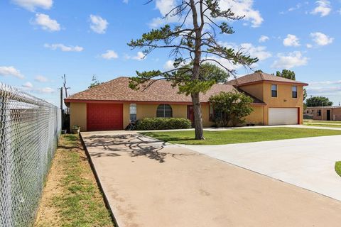 Homes For Sale - 1413 W County Rd 121<br/> Midland, TX 79706