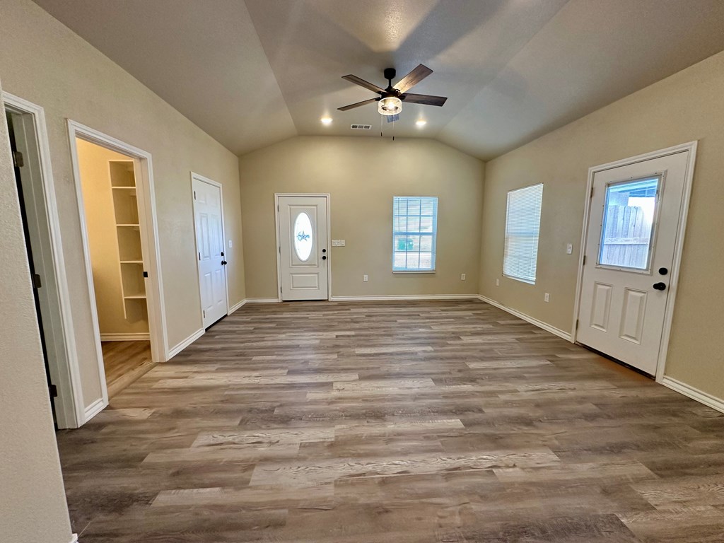 503 El Paso, Wickett, Texas image 7