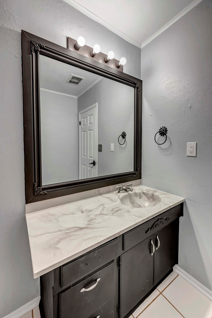 611 Storey Ave, Midland, Texas image 15