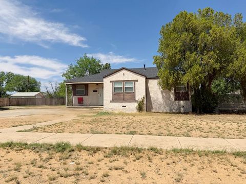 Homes For Sale - 1401 E 11th Place<br/> Howard County, Big Spring, TX 79720