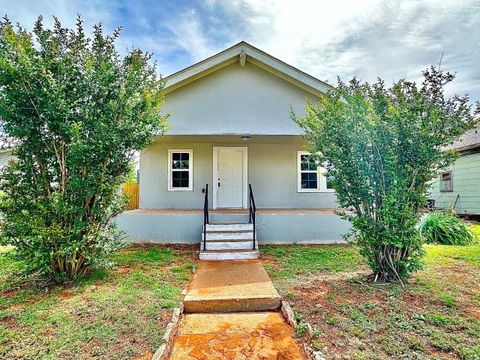 Homes For Sale - 1004 Oak St<br/> Sweetwater, TX 79556