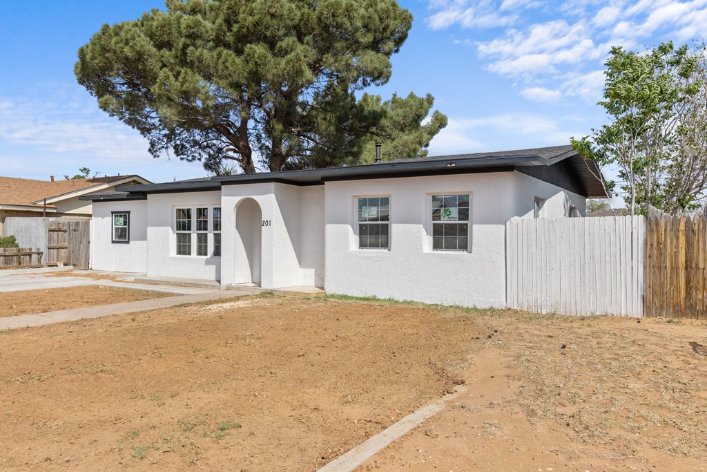 201 E Pine Ave, Midland, Texas image 2