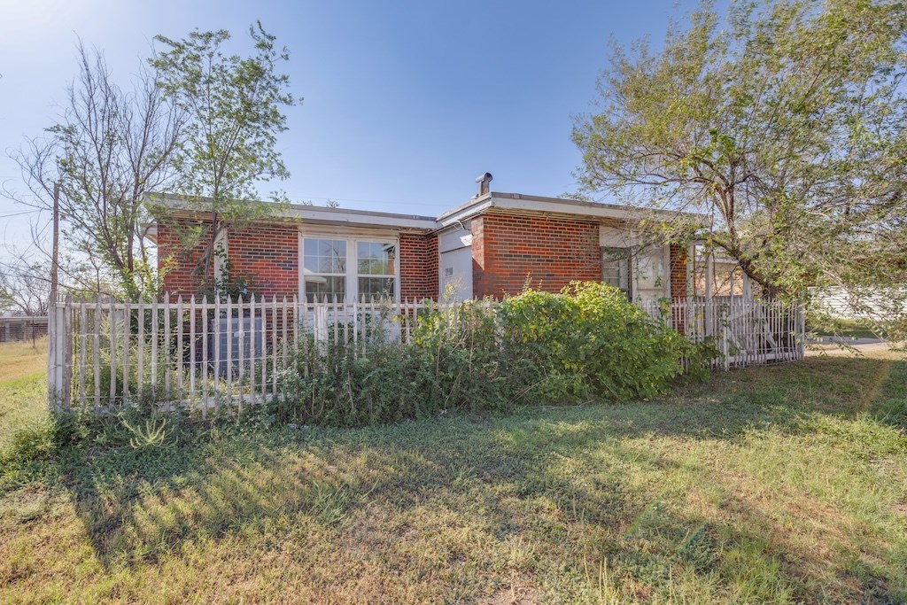 2518 Albrook Dr, Big Spring, Texas image 2