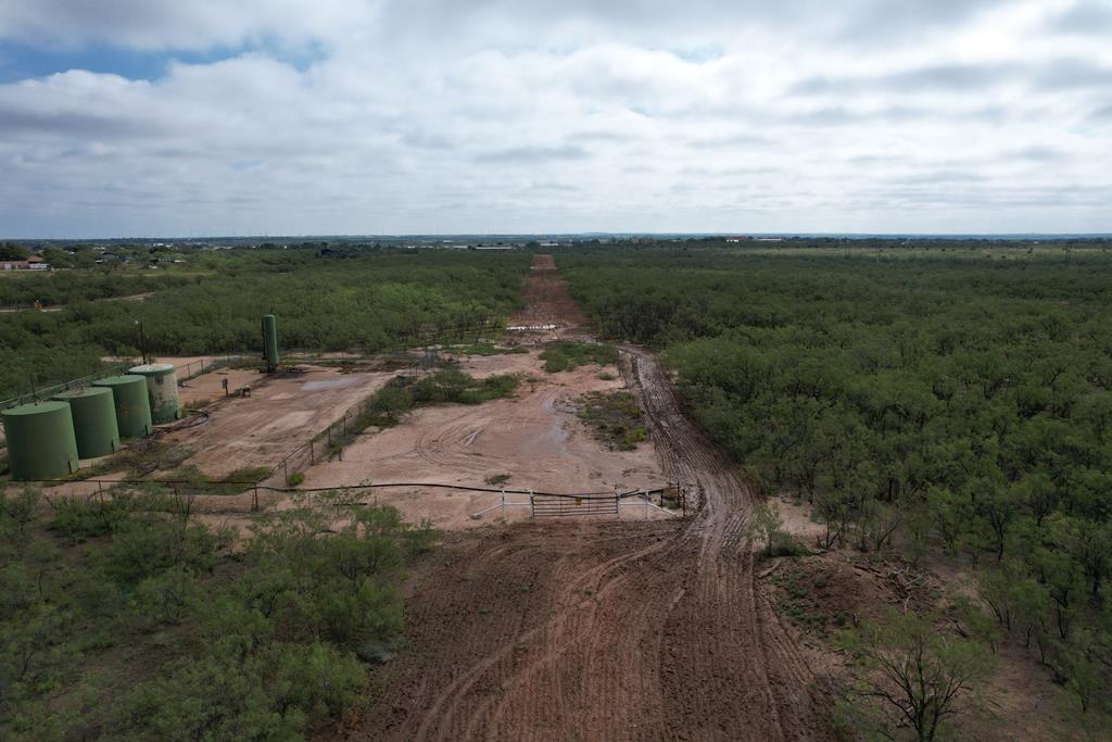 0002 Memorial Way, Snyder, Texas image 12