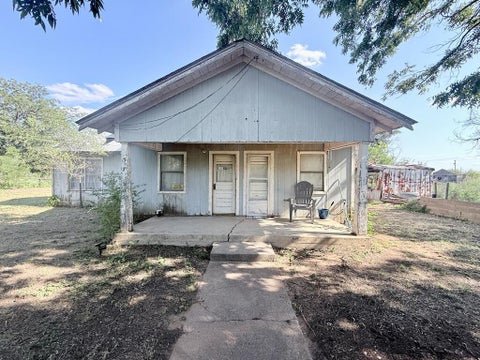 Homes For Sale - 317 W Pacific Ave<br/> Loraine, TX 79532