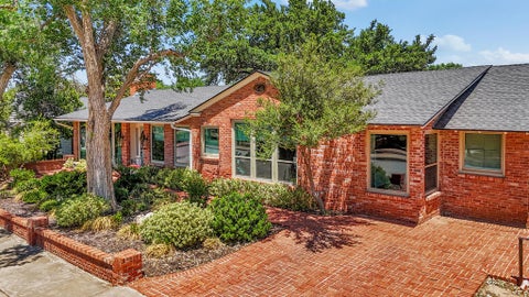 Homes For Sale - 206 Club Dr<br/> Midland, TX 79701