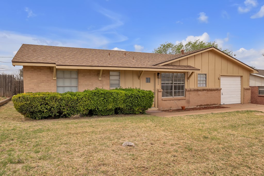 2208 Lynn Dr, Big Spring, Texas image 2