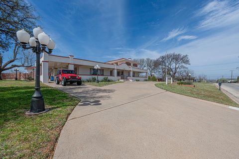 Homes For Sale - 1400 Sam Houston St<br/> Sweetwater, TX 79556