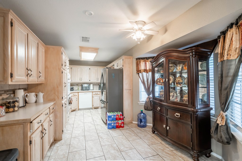 3218 Camarie Ave, Midland, Texas image 8