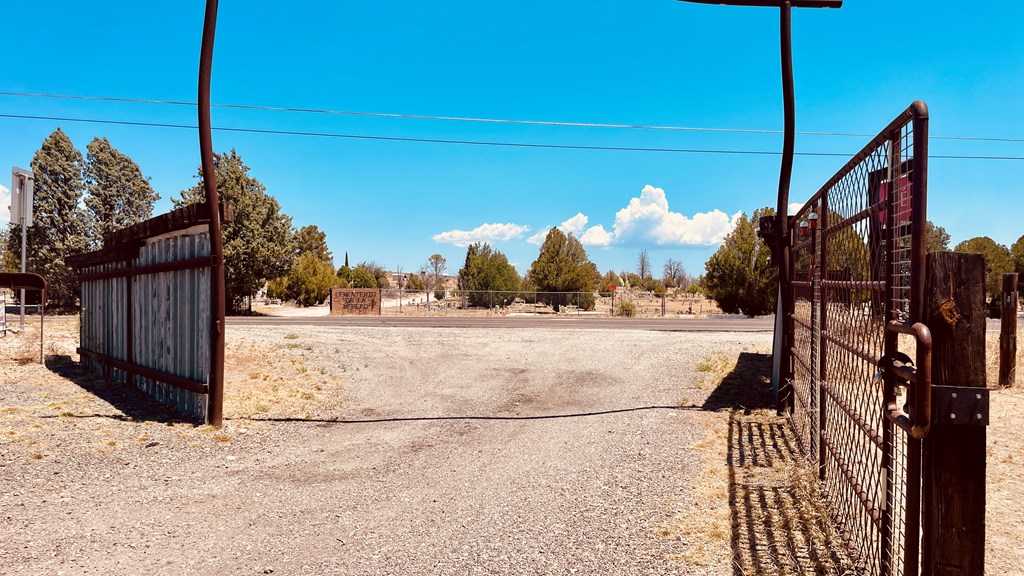 1613 W San Antonio St, Marfa, Texas image 4