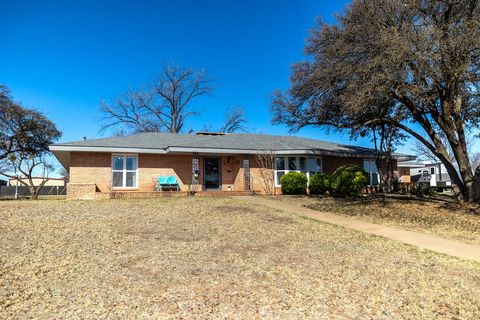 Homes For Sale - 2905 Westridge Dr<br/> Snyder, TX 79549