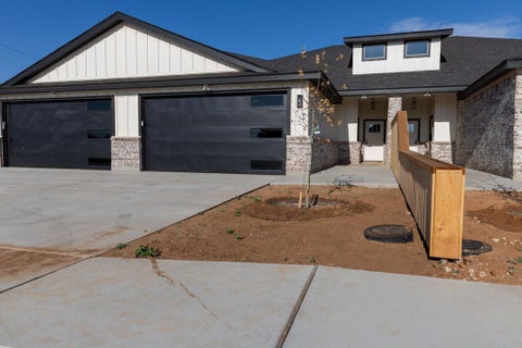 Townhouse For Rent - 2105 Bryant St<br/> Midland, TX 79705