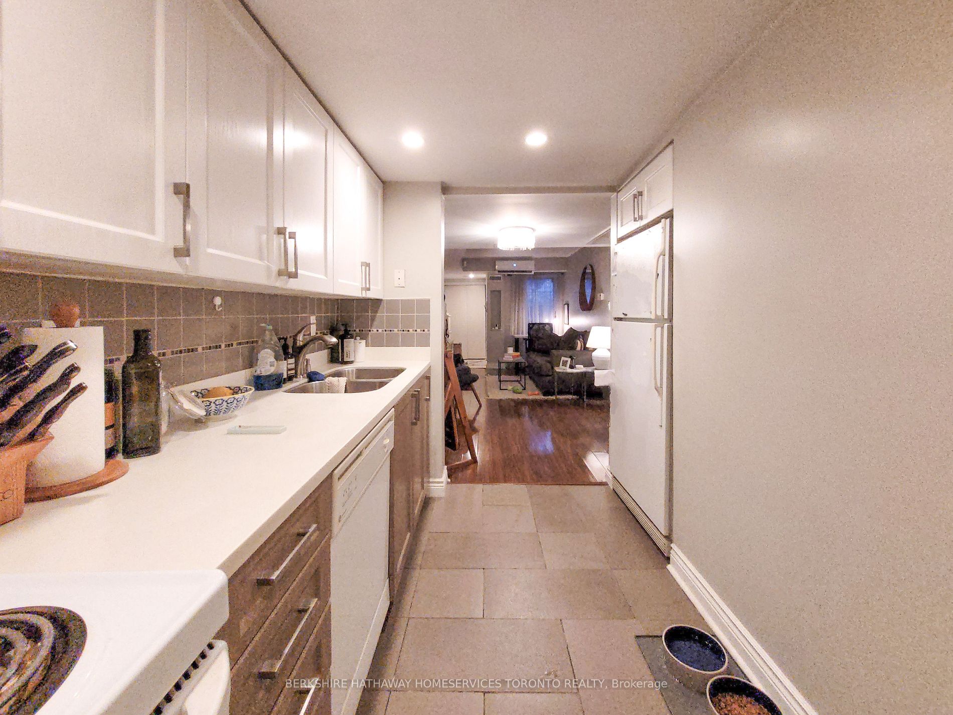 Toronto, ON M5V 3N6, Canada, 1 Bedroom Bedrooms, ,1 BathroomBathrooms,Residential,Active,37822