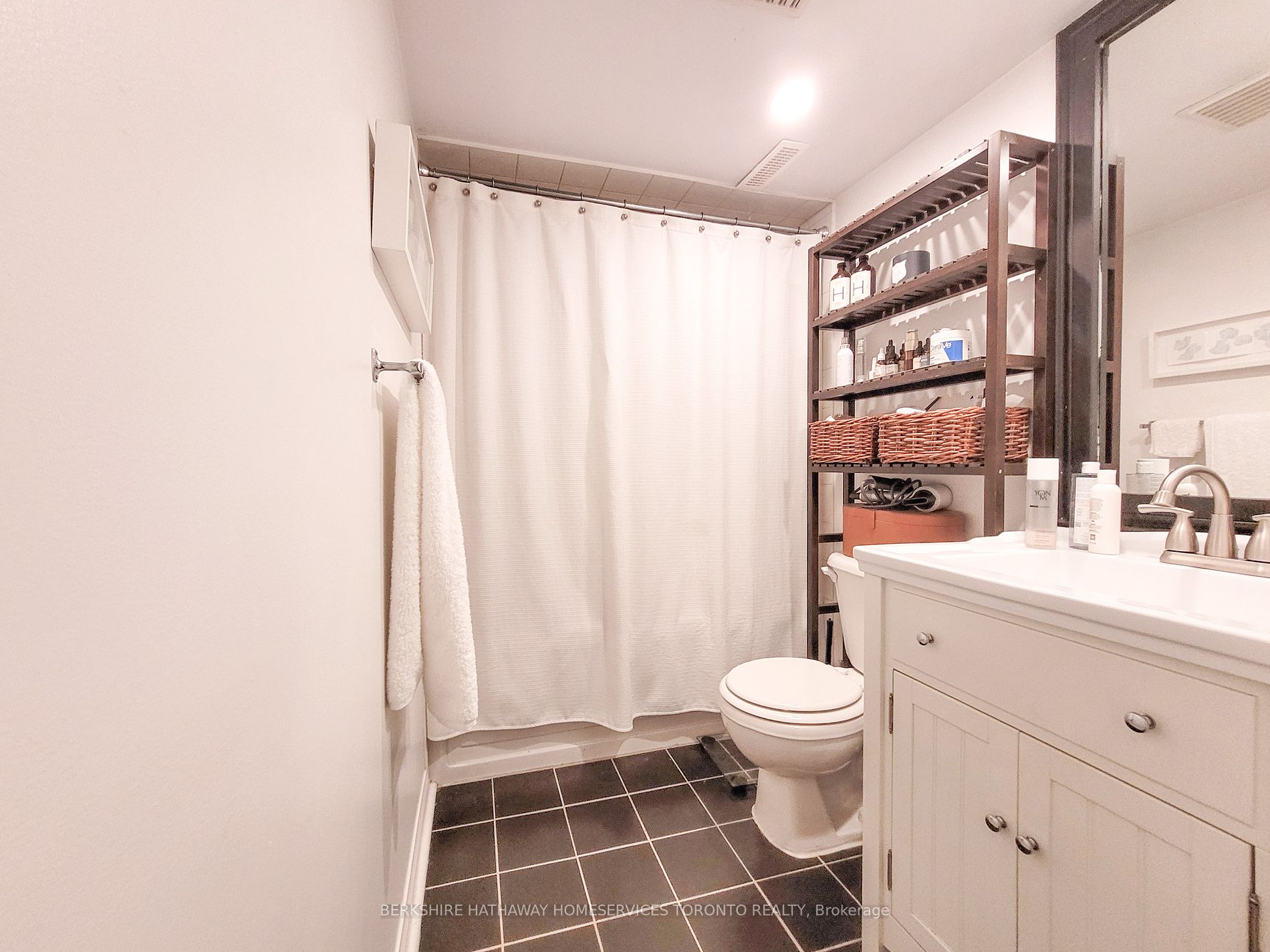 Toronto, ON M5V 3N6, Canada, 1 Bedroom Bedrooms, ,1 BathroomBathrooms,Residential,Active,37822