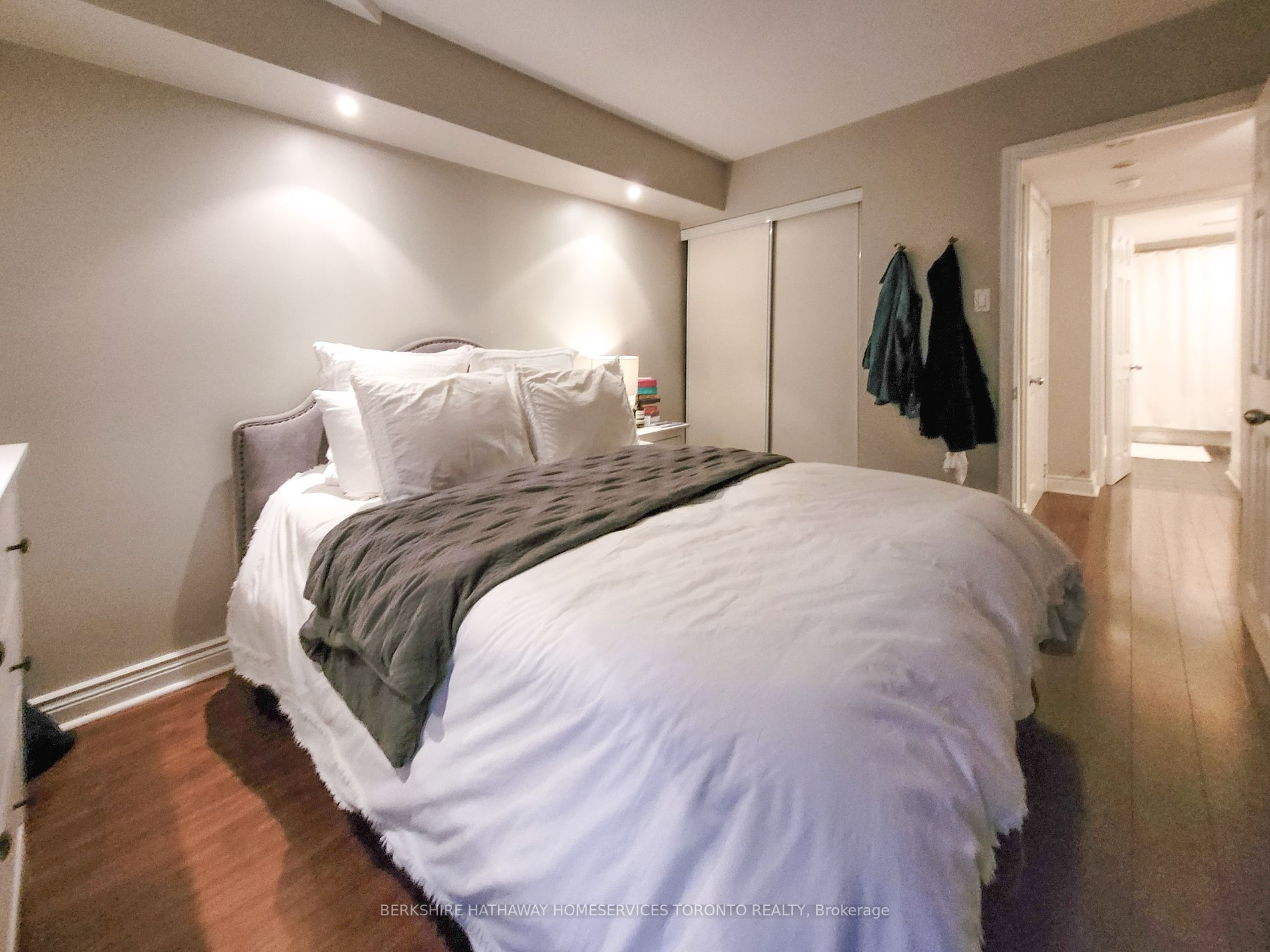 Toronto, ON M5V 3N6, Canada, 1 Bedroom Bedrooms, ,1 BathroomBathrooms,Residential,Active,37822