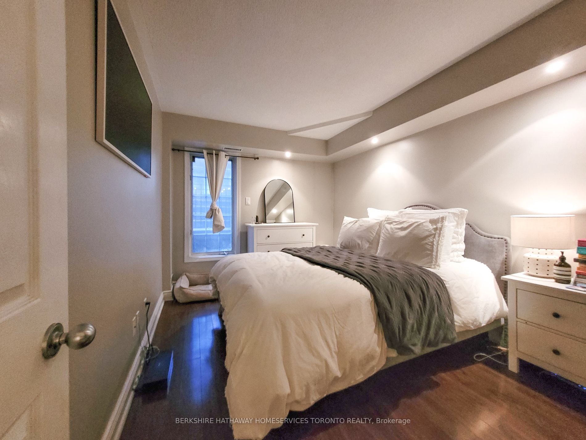 Toronto, ON M5V 3N6, Canada, 1 Bedroom Bedrooms, ,1 BathroomBathrooms,Residential,Active,37822