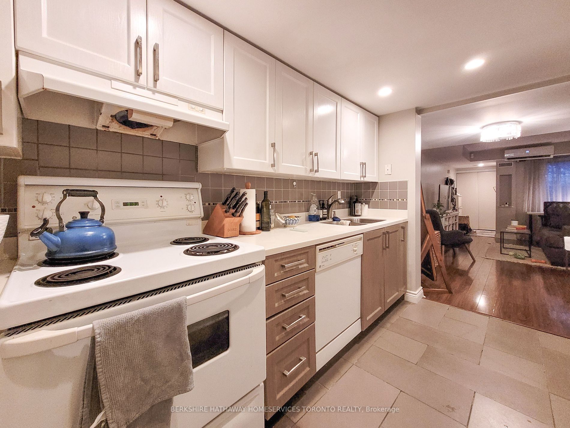 Toronto, ON M5V 3N6, Canada, 1 Bedroom Bedrooms, ,1 BathroomBathrooms,Residential,Active,37822