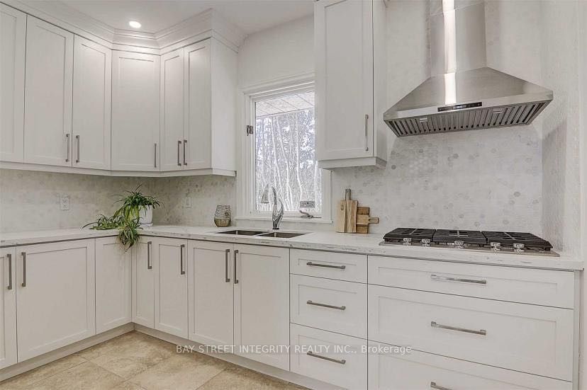305 Woodland Acres Crescent