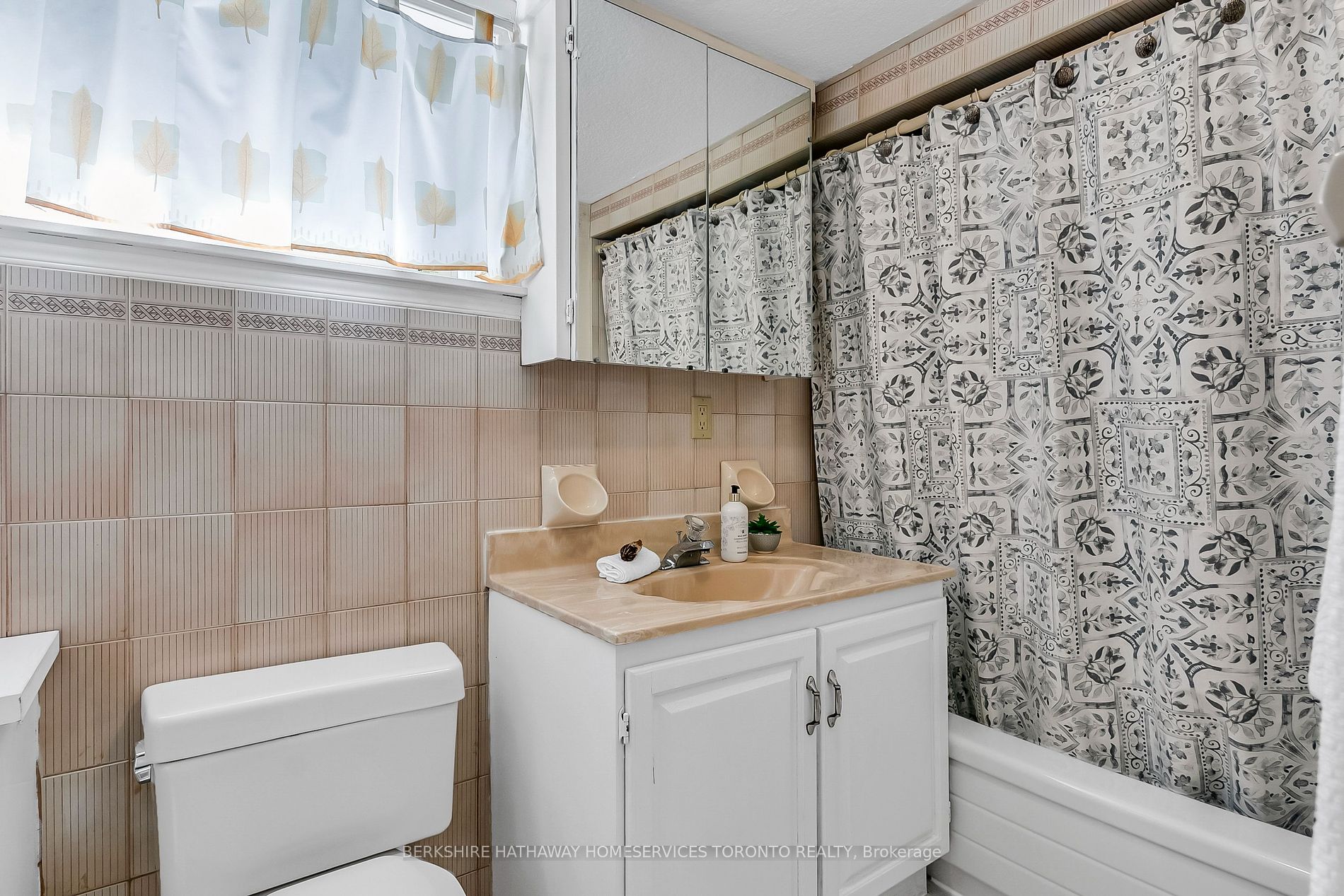 Toronto, ON M2K 1K8, Canada, 5 Bedrooms Bedrooms, ,3 BathroomsBathrooms,Residential,Active,45615