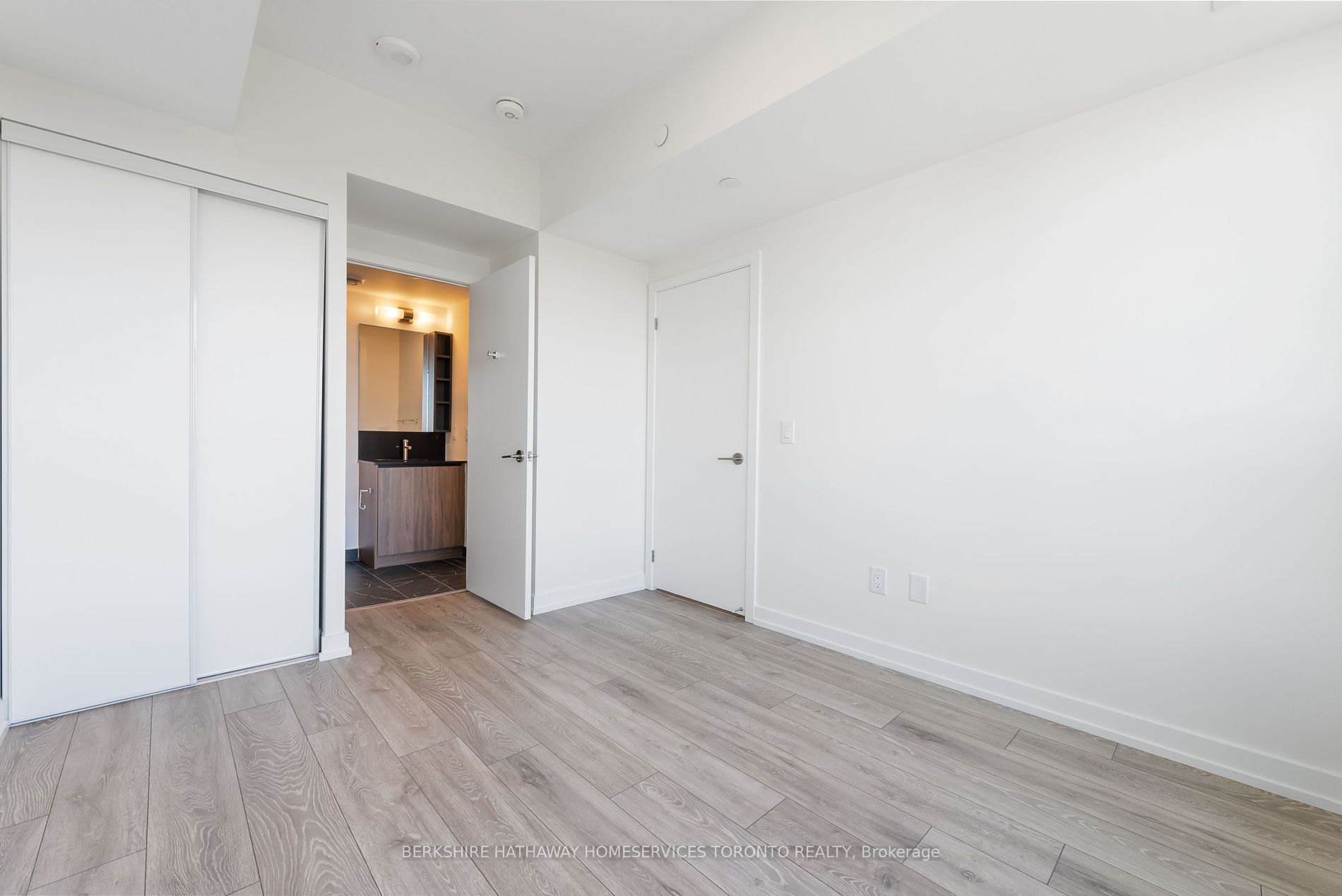 Toronto, ON M3K 0E4, Canada, 2 Bedrooms Bedrooms, ,2 BathroomsBathrooms,Residential,Active,37950