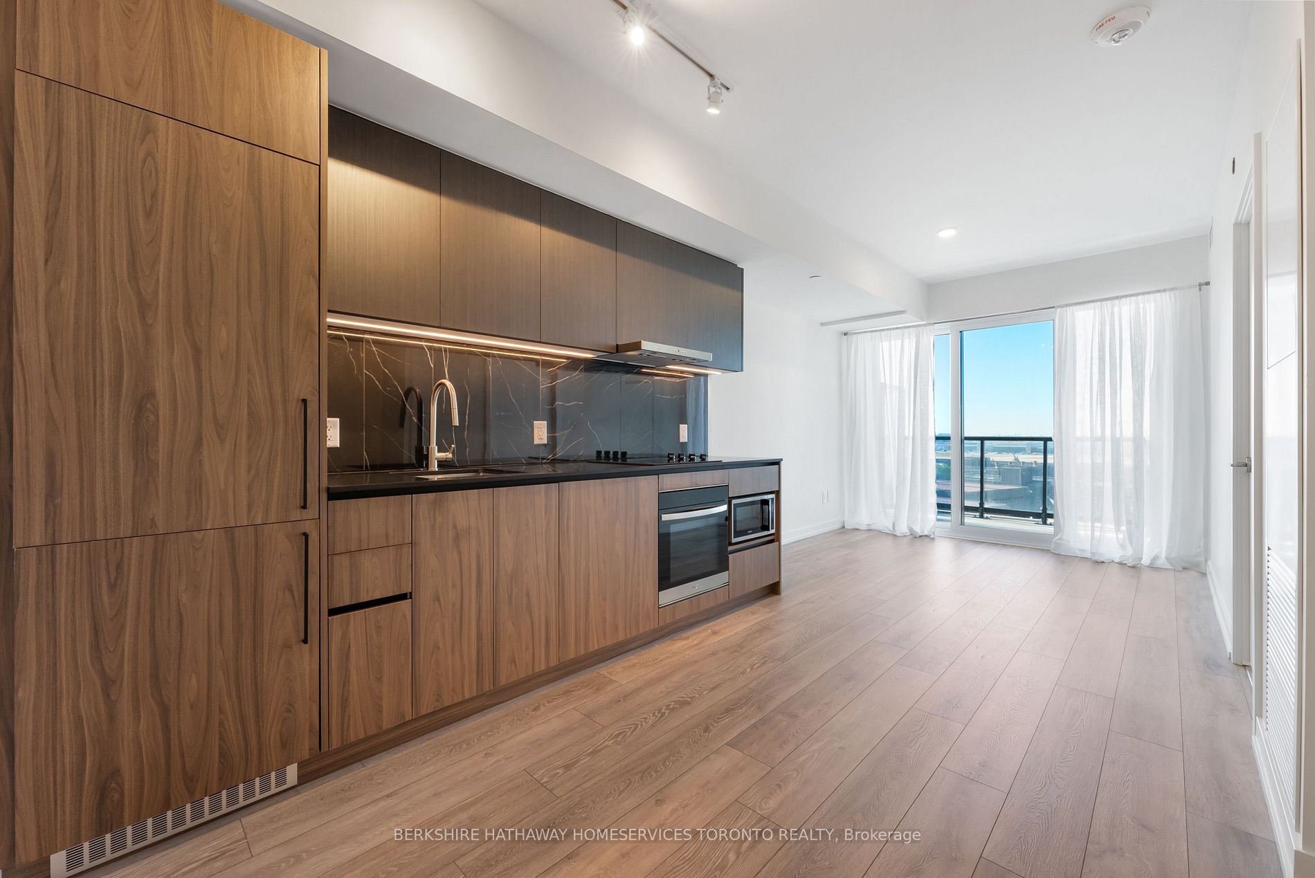 Toronto, ON M3K 0E4, Canada, 2 Bedrooms Bedrooms, ,2 BathroomsBathrooms,Residential,Active,37950