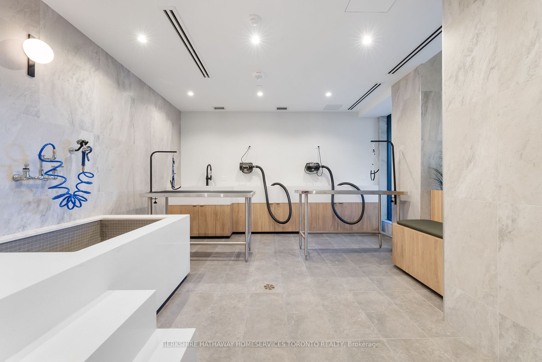 Toronto, ON M3K 0E4, Canada, 2 Bedrooms Bedrooms, ,2 BathroomsBathrooms,Residential,Active,37950