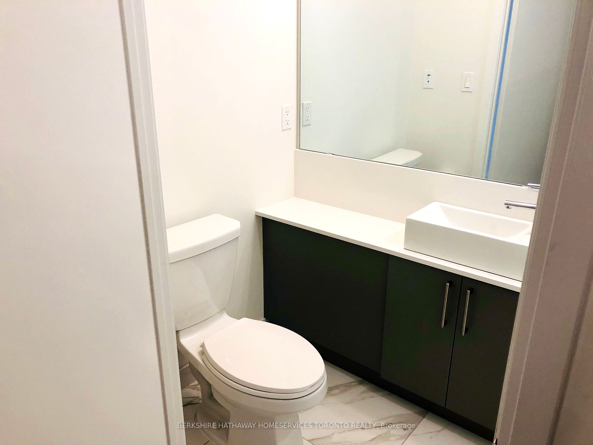 Toronto, ON M5V 1C1, Canada, ,1 BathroomBathrooms,Residential,Active,36625