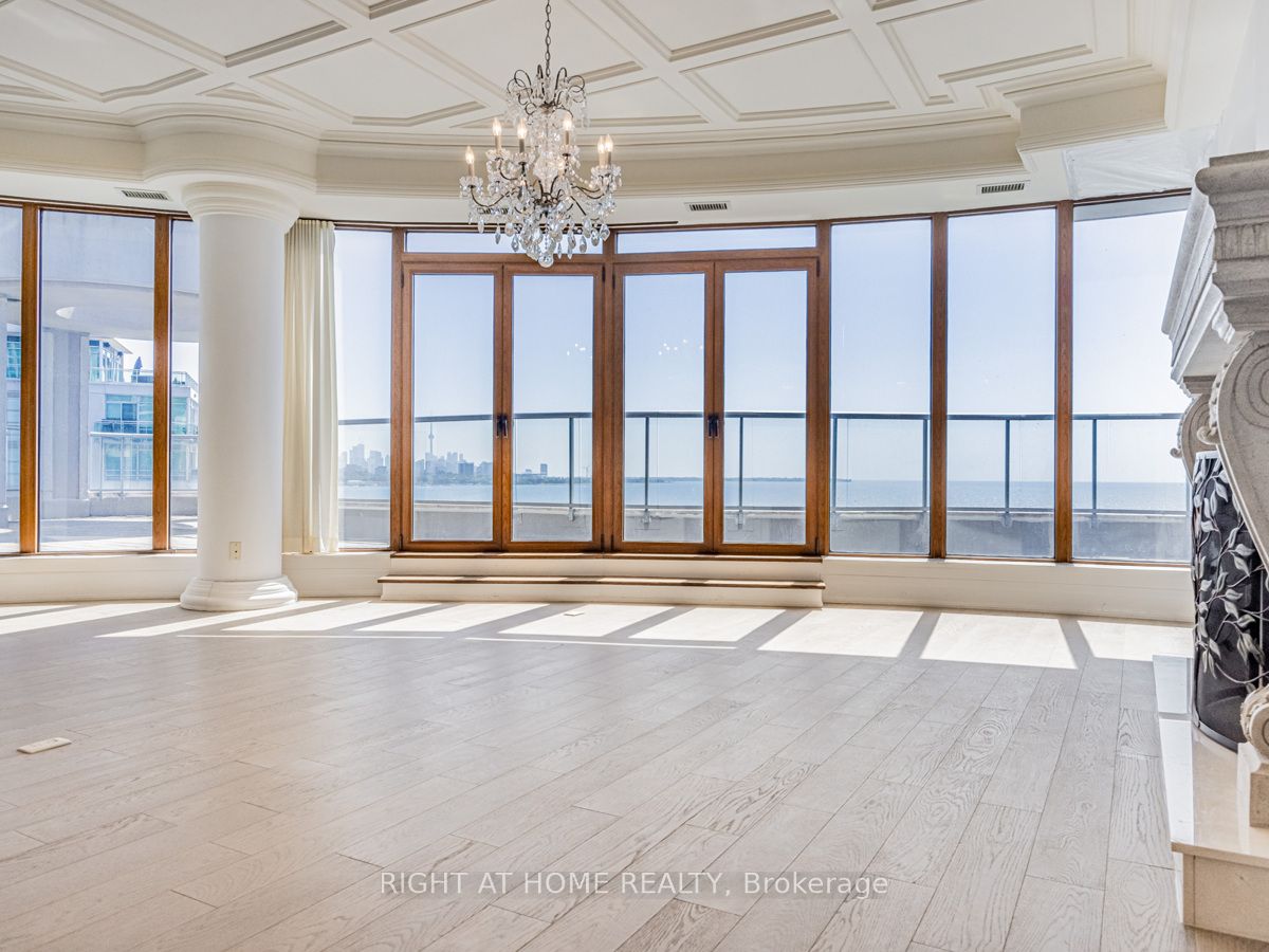 2095 Lake Shore Boulevard W LPH19