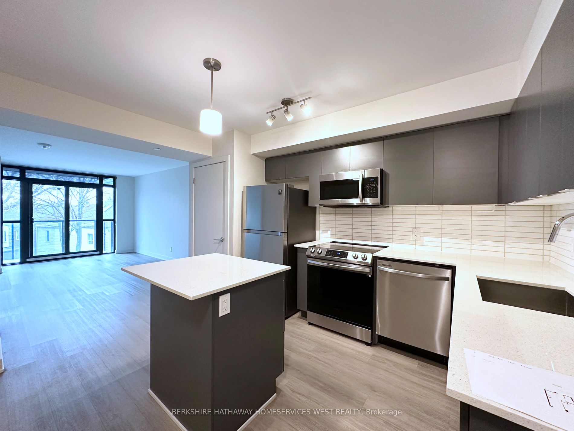 Toronto, ON M6S 2S2, Canada, 1 Bedroom Bedrooms, ,1 BathroomBathrooms,Residential,Active,46976