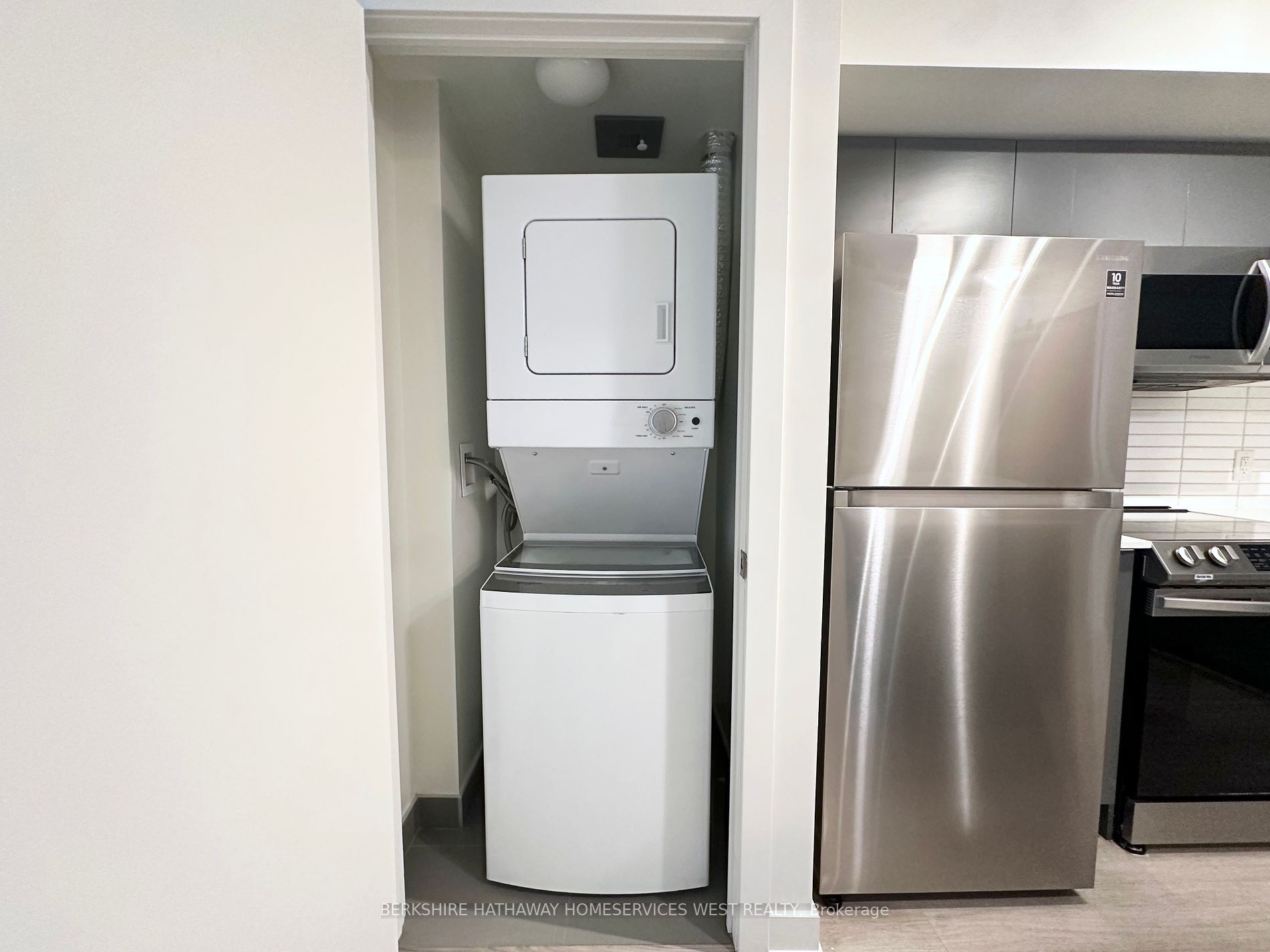 Toronto, ON M6S 2S2, Canada, 1 Bedroom Bedrooms, ,1 BathroomBathrooms,Residential,Active,46976