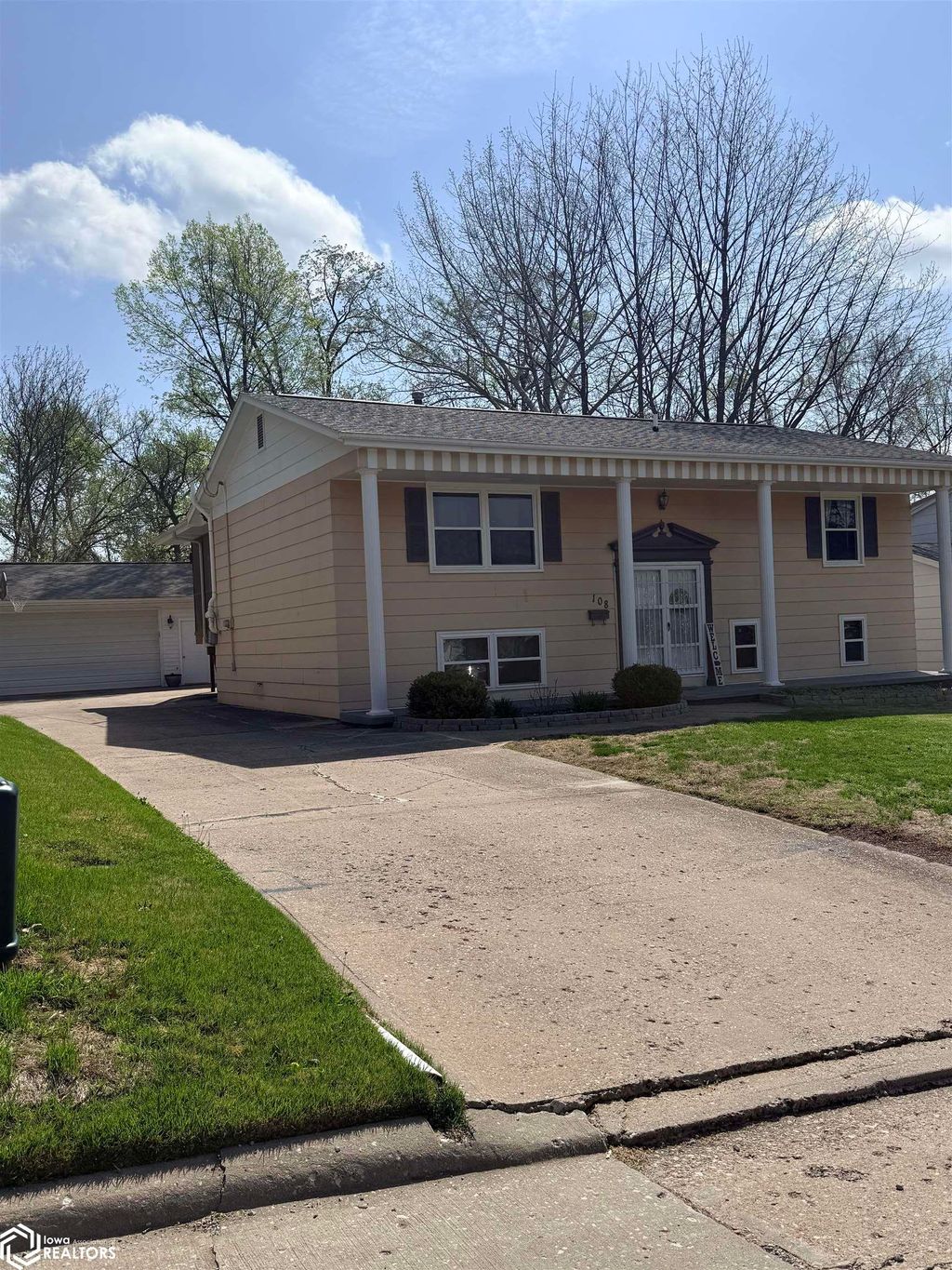 Photo of 108 Cherokee Lane Ln, Fort Madison, IA 52627 (MLS # 6337754)