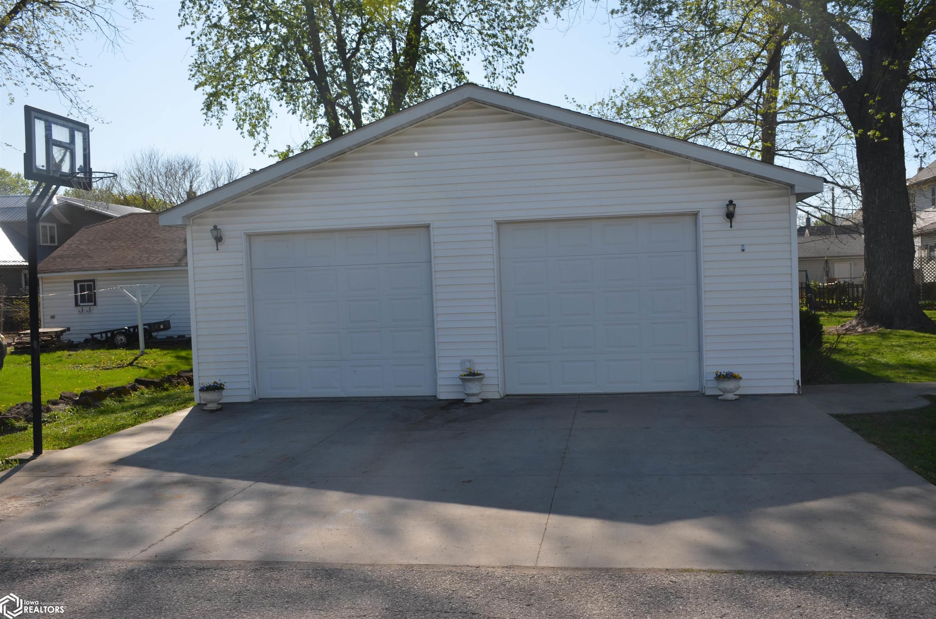 204 B Avenue W