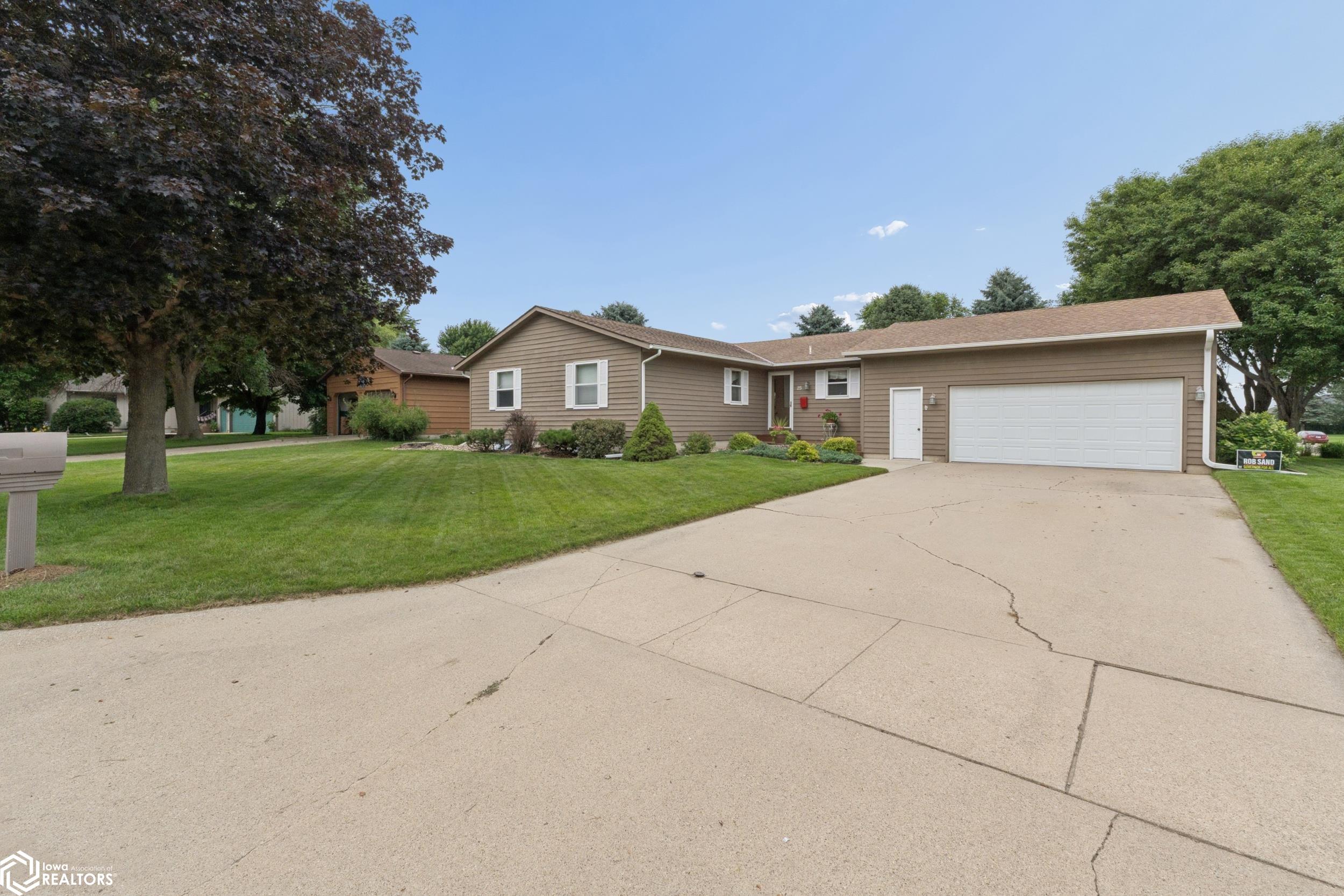 Photo 1 of 36 — 25 Charlestown Square, Mason City, IA 50401