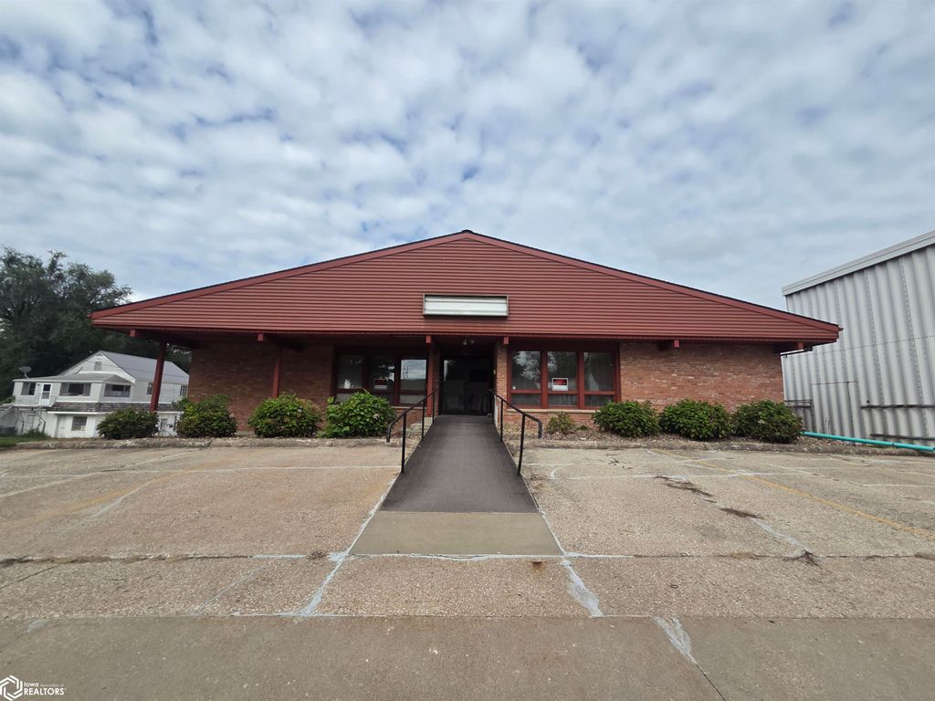 Photo of 207 S Harrison Street, Mount Pleasant, IA 52641 (MLS # 6331149)