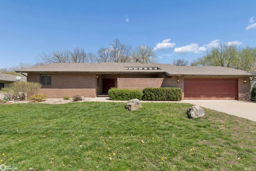 Photo of 102 34th Street W, Clear Lake, IA 50428 (MLS # 6337582)