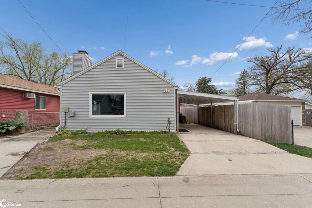 Photo of 104 14th PL Pl S, Clear Lake, IA 50428 (MLS # 6337604)