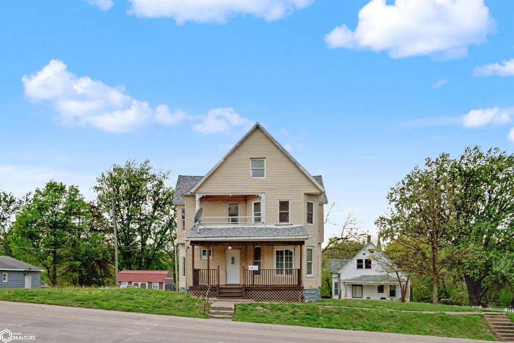 Photo of 253 S Central Avenue, Burlington, IA 52601 (MLS # 6337725)