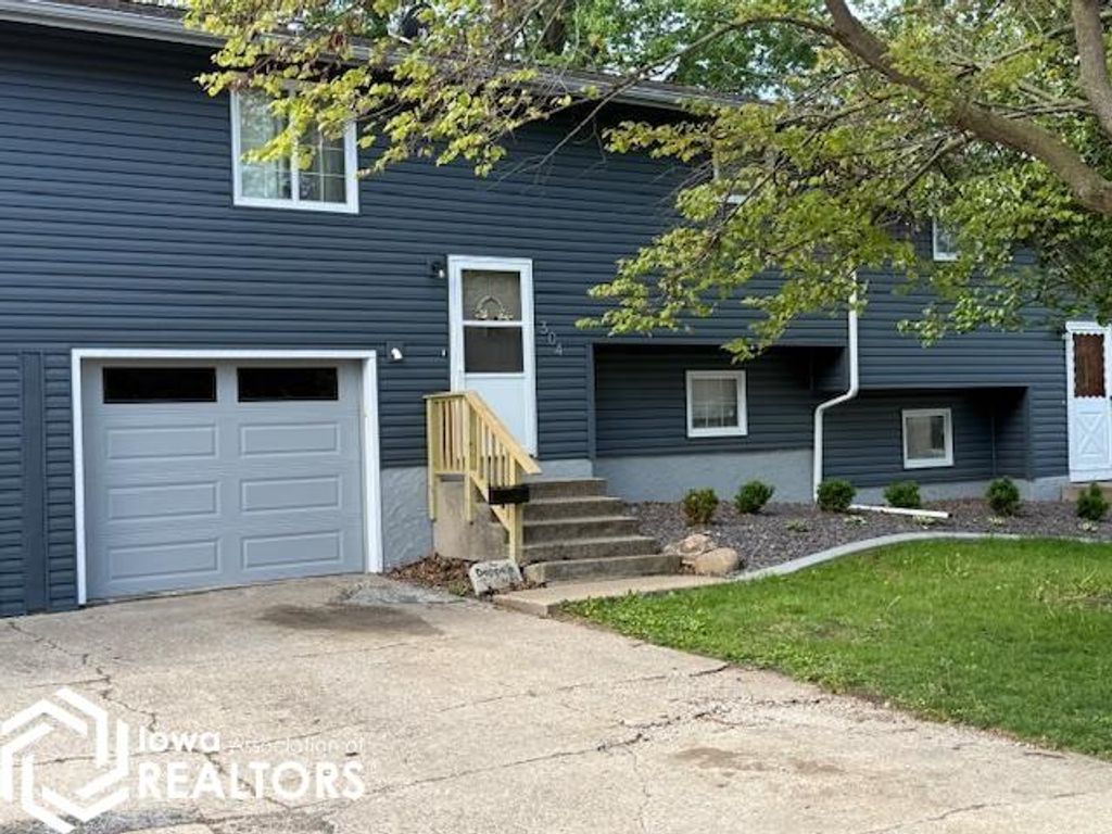 Photo of 304 W State Street, Mount Pleasant, IA 52641 (MLS # 6337961)
