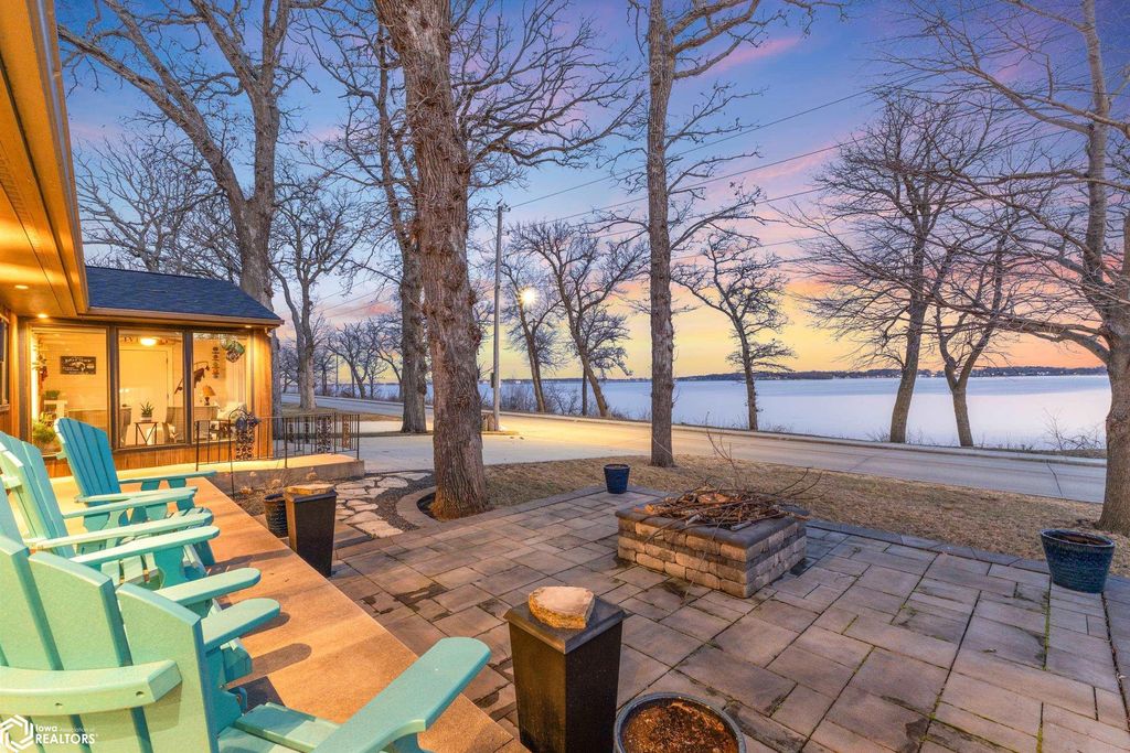 Photo of 2502 N Shore Drive, Clear Lake, IA 50428 (MLS # 6336300)