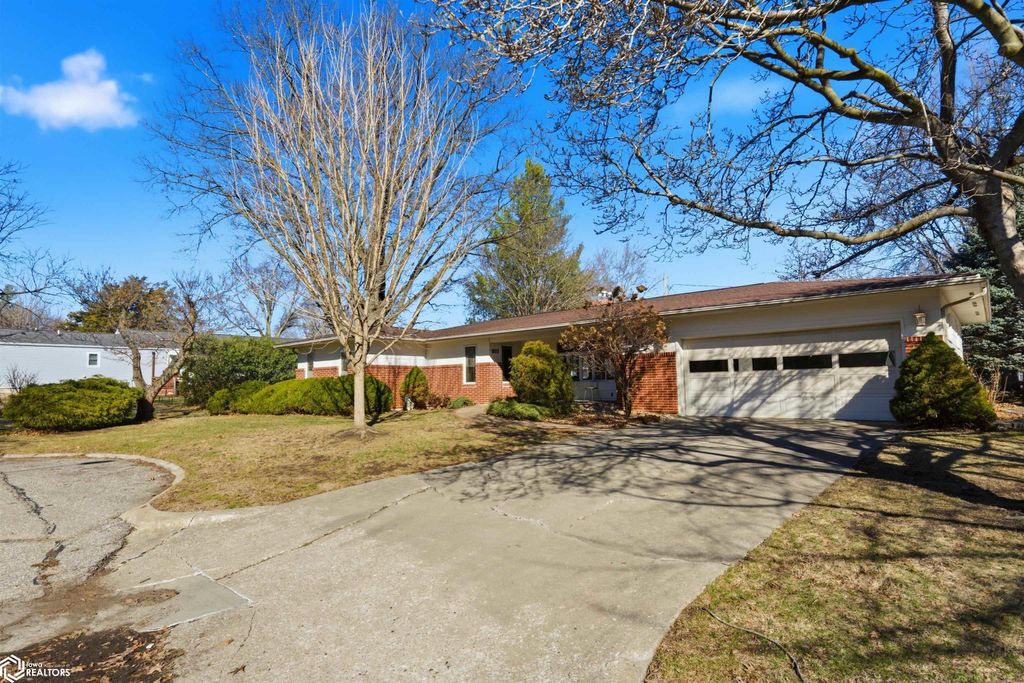 Photo of 803 E Pine Ct. Ct, Mount Pleasant, IA 52641 (MLS # 6336248)