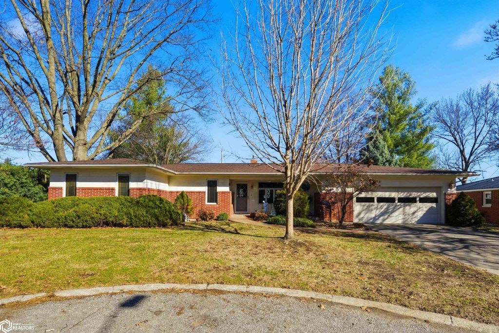 Photo of 803 E Pine Ct. Ct, Mount Pleasant, IA 52641 (MLS # 6336248)