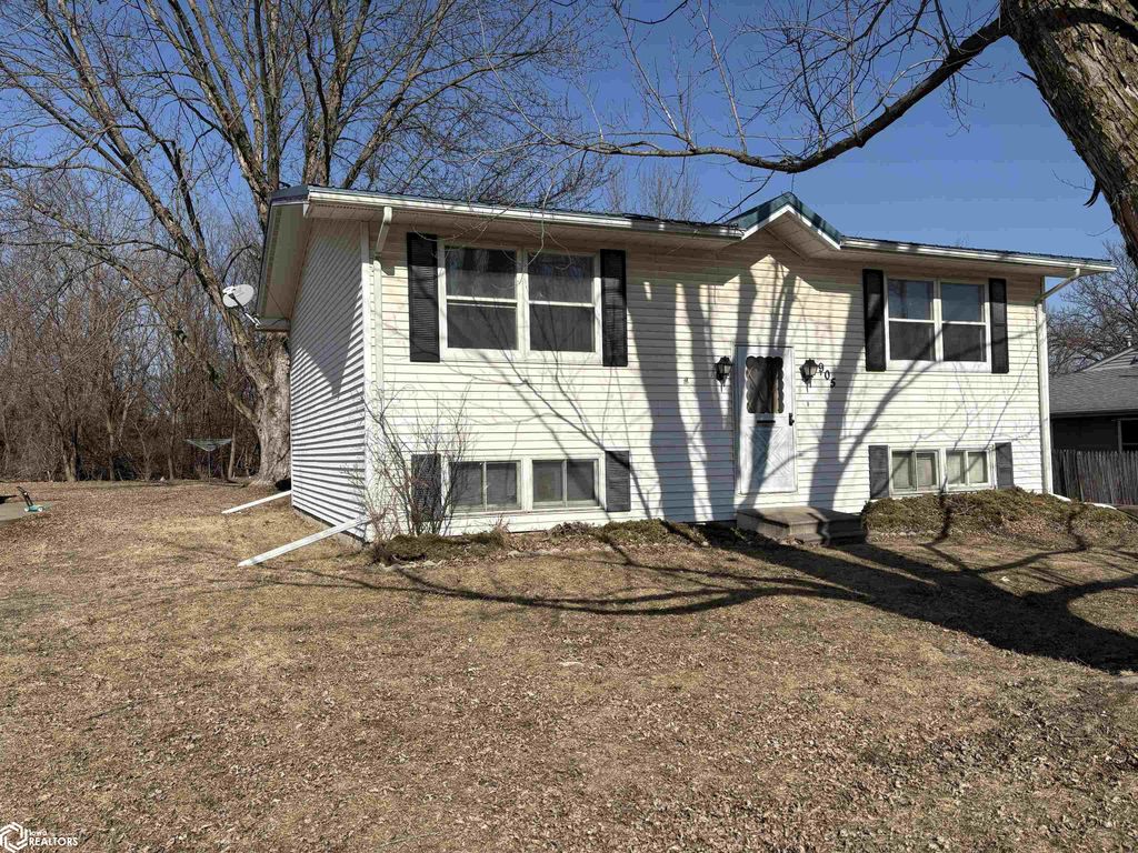Photo of 905 W Tyler Avenue, Fairfield, IA 52556 (MLS # 6335443)