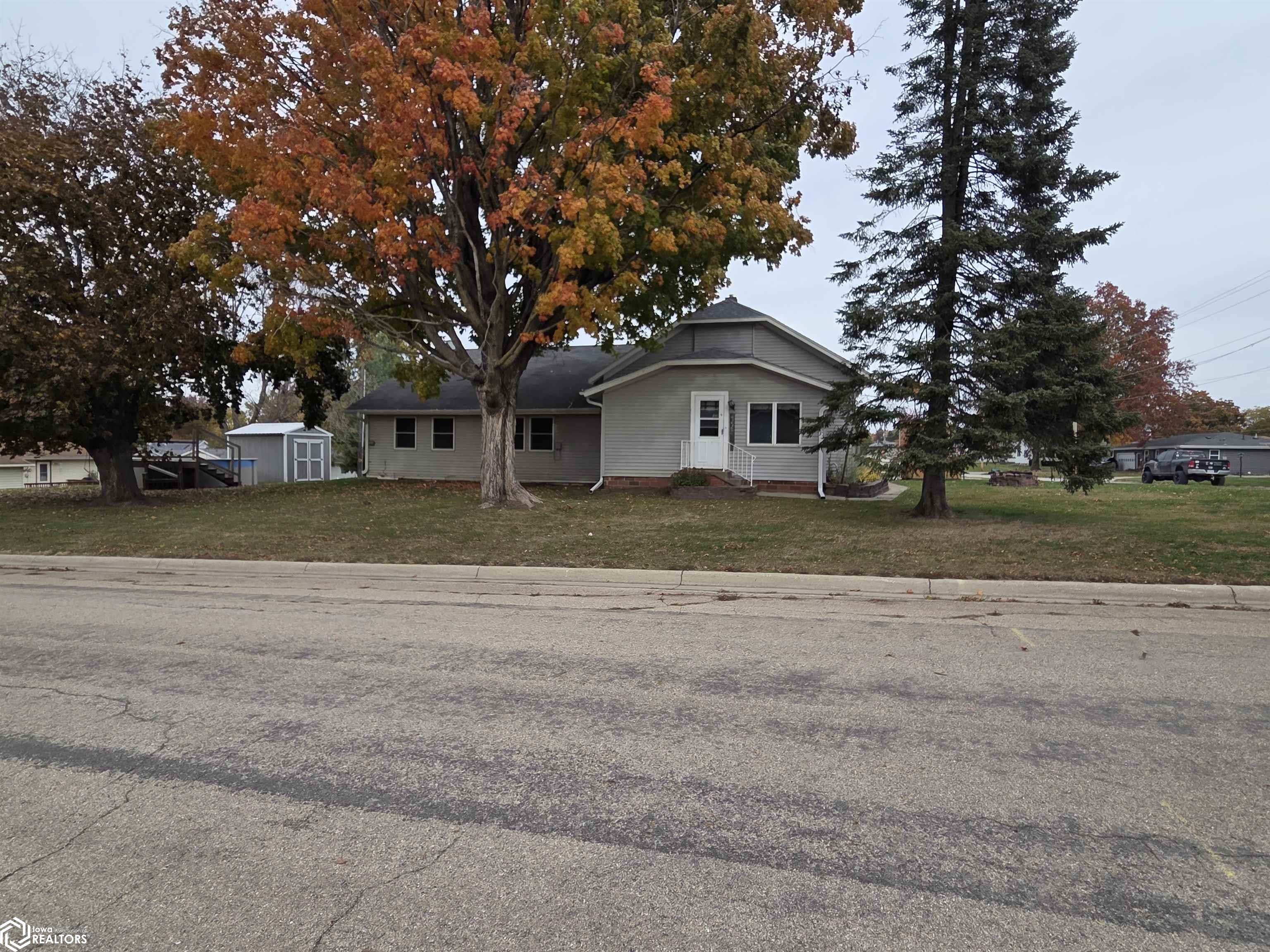 Photo 1 of 21 — 1100 N Vine Street N, Creston, IA 50801
