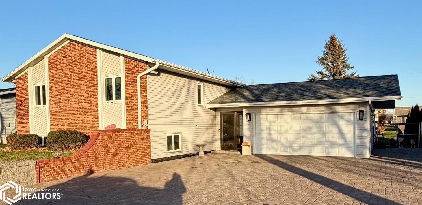 Photo 1 of 46 — 1513 2Nd Street SW, Clarion, IA 50525