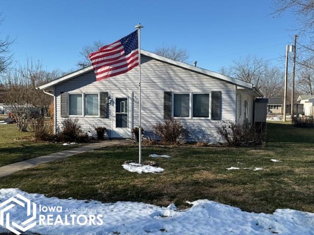 Photo of 905 S Harrison Place, Mount Pleasant, IA 52641 (MLS # 6334406)