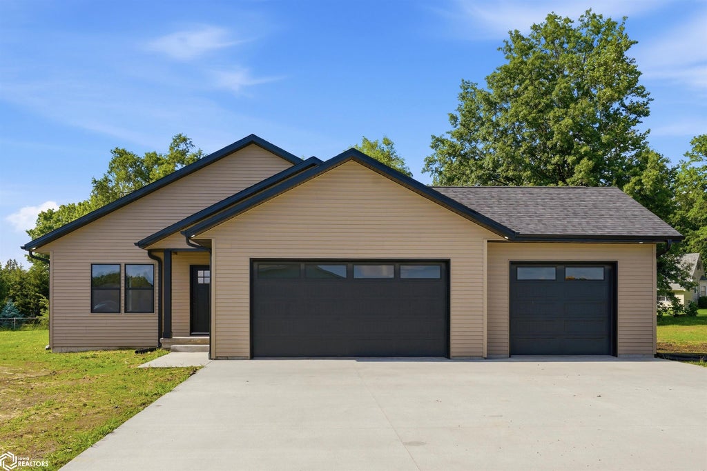 Photo of 111 Dover Circle, New London, IA 52645 (MLS # 6343528)